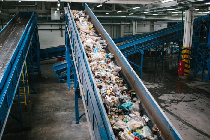 与其他可回收材料相比，塑料更难以分类和再加工。